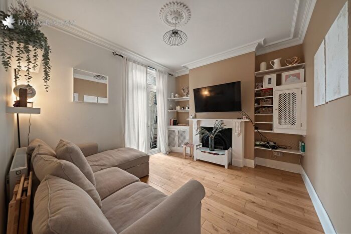 2 Bedroom Flat For Sale In Oxford Road, Wallington, SM6