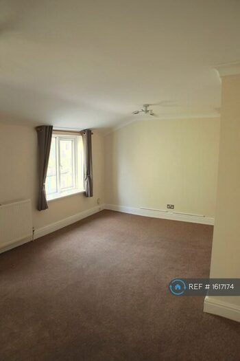 2 Bedroom Flat To Rent In High Street, Chesterton, Cambridge, CB4