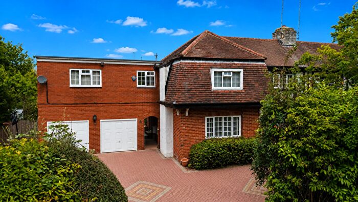 4 Bedroom Semi-Detached House For Sale In Belvedere Avenue, Alwoodley, LS17