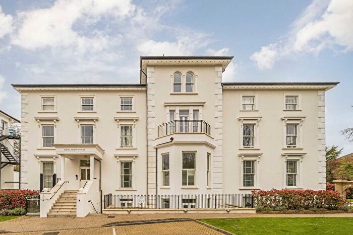 2 Bedroom Flat For Sale In Oak Hill Road, Surbiton, KT6