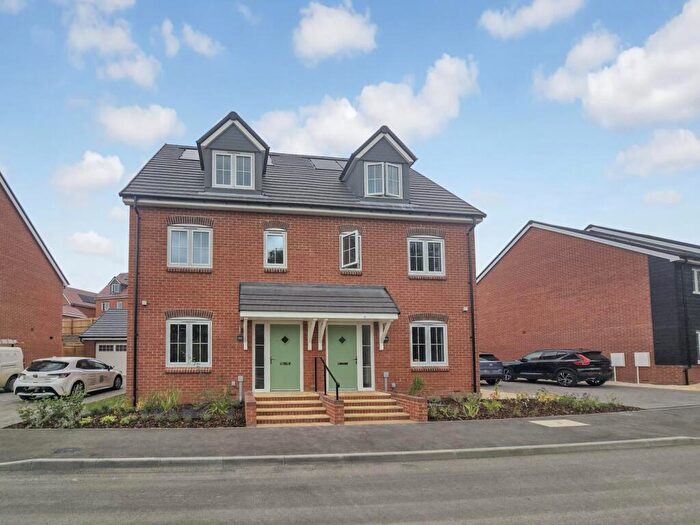 3 Bedroom Semi-Detached House To Rent In Cuffley Potters Bar, EN6