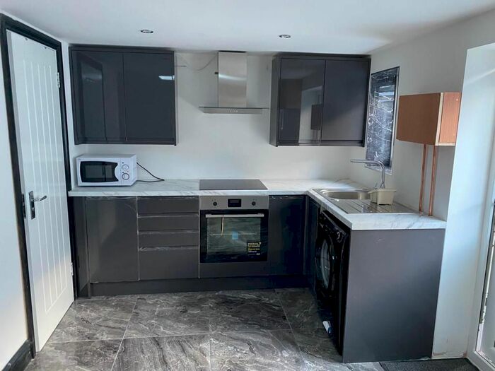 Studio To Rent In Greenway, London, RM8