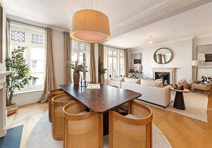 3 Bedroom Flat To Rent In Bentinck Street, Marylebone, London, W1U