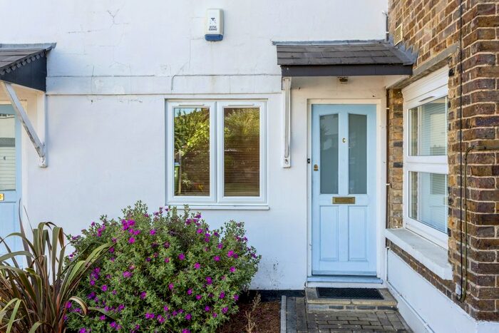 1 Bedroom Flat To Rent In Princes Road, Weybridge, KT13