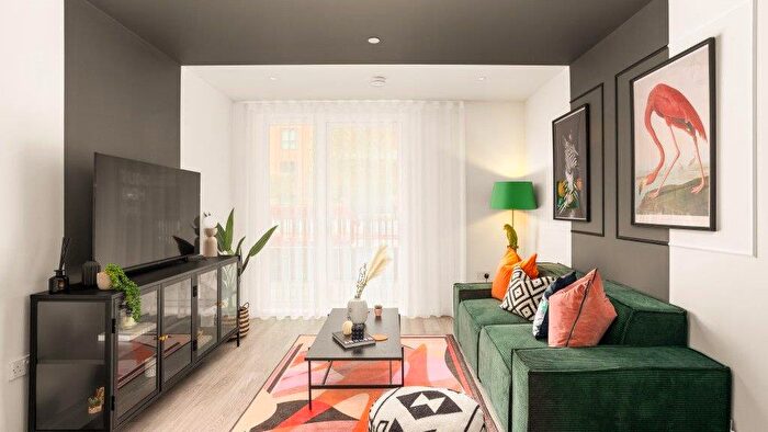 1 Bedroom Flat For Sale In Cedrus Avenue, Southall, UB1