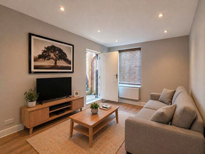 2 Bedroom Flat To Rent In Larkhall Rise, London, SW8