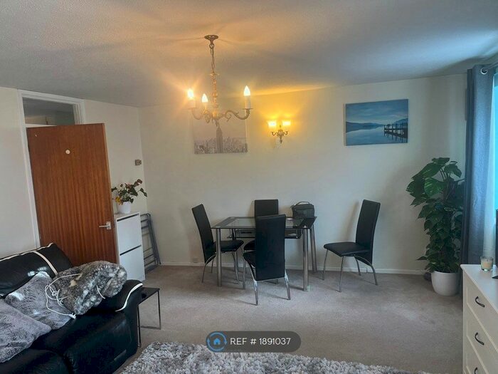 2 Bedroom Flat To Rent In Monkswood Close, Newbury, RG14