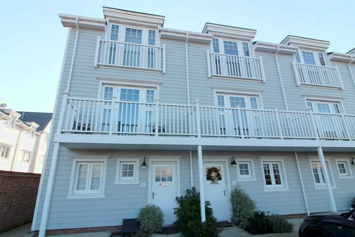 3 Bedroom Town House To Rent In Connecticut Street, Reading, RG2