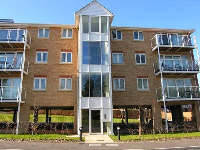 2 Bedroom Flat For Sale In Foxglove Way, Luton, LU3