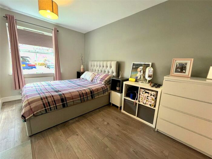 2 Bedroom Flat For Sale In Honington Mews, Farnborough, Hampshire, GU14