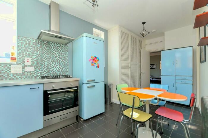 3 Bedroom Flat To Rent In Stoke Newington High Street, Stoke Newington, N16