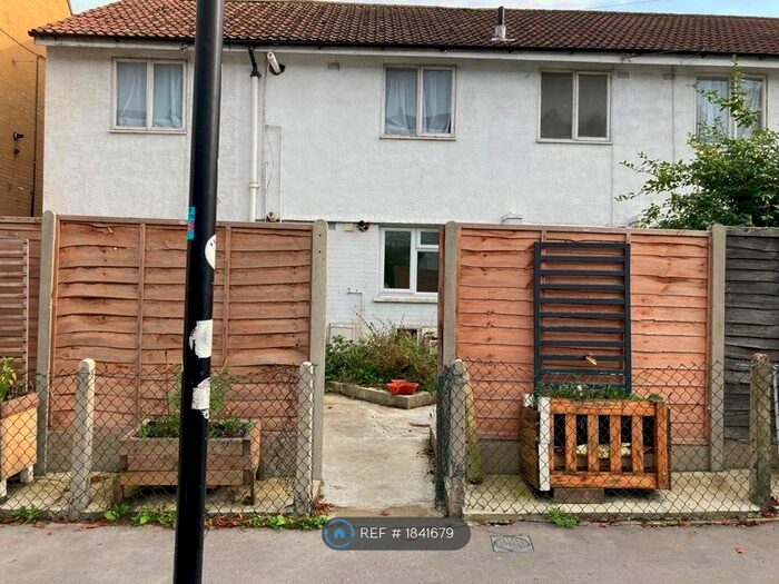 Studio To Rent In Holmesdale Road, London, SE25