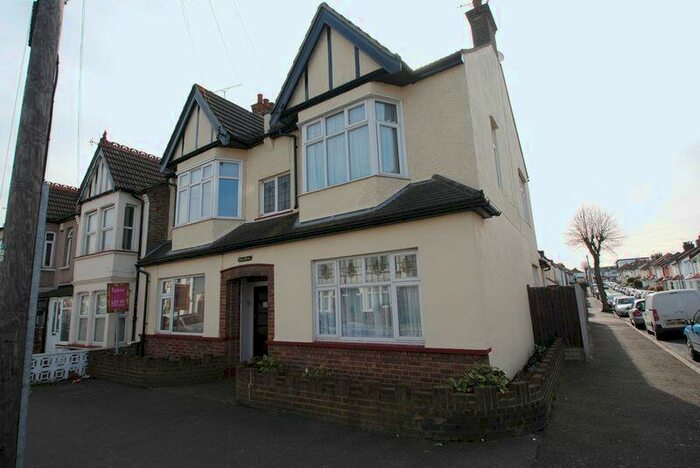1 Bedroom Flat To Rent In Glendale Gardens, Leigh-On-Sea, SS9