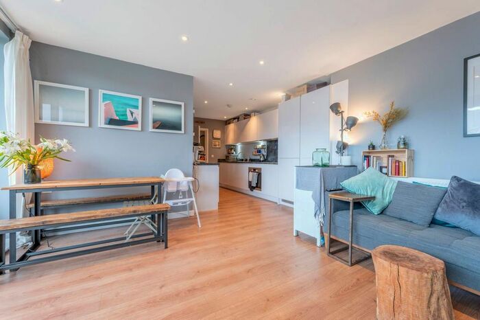2 Bedroom Flat To Rent In St. James' Crescent, Brixton, London, SW9