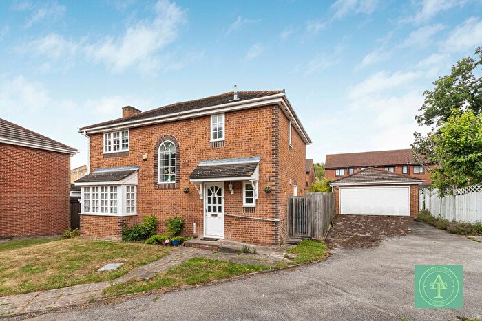 4 Bedroom Detached House For Sale In Leigh Hunt Drive, Southgate, London, N14