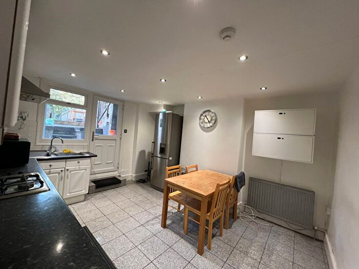 2 Bedroom Flat To Rent In Dunsmure Road, London, N16