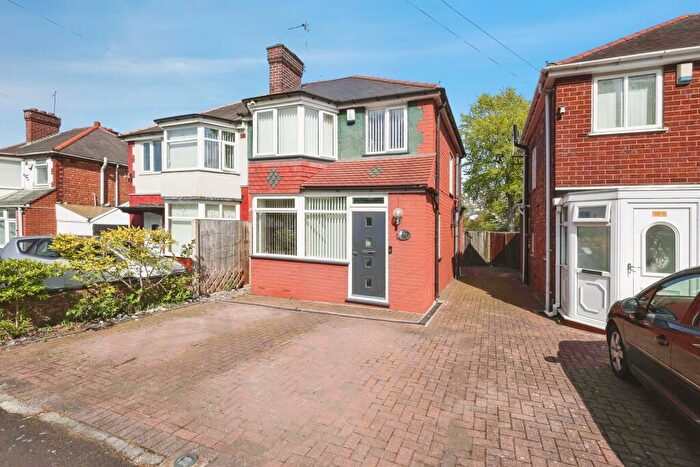 3 Bedroom Semi Detached House For Sale In Chipperfield Road, Birmingham, B36