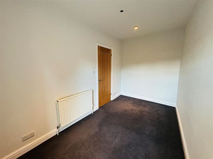 2 Bedroom End Of Terrace House To Rent In Dinting Lane, Glossop, SK13