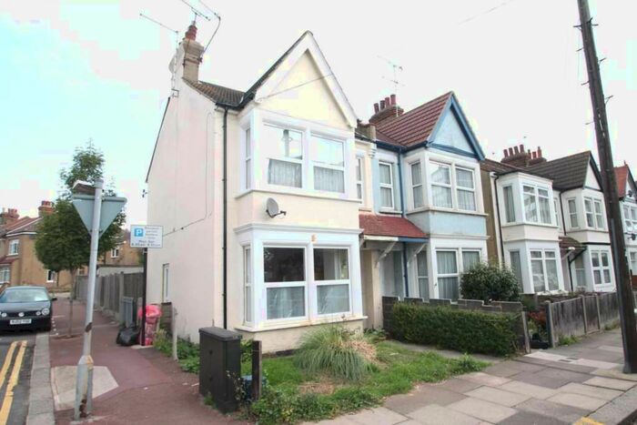 2 Bedroom Flat To Rent In Harcourt Avenue, Southend On Sea, Essex, SS2