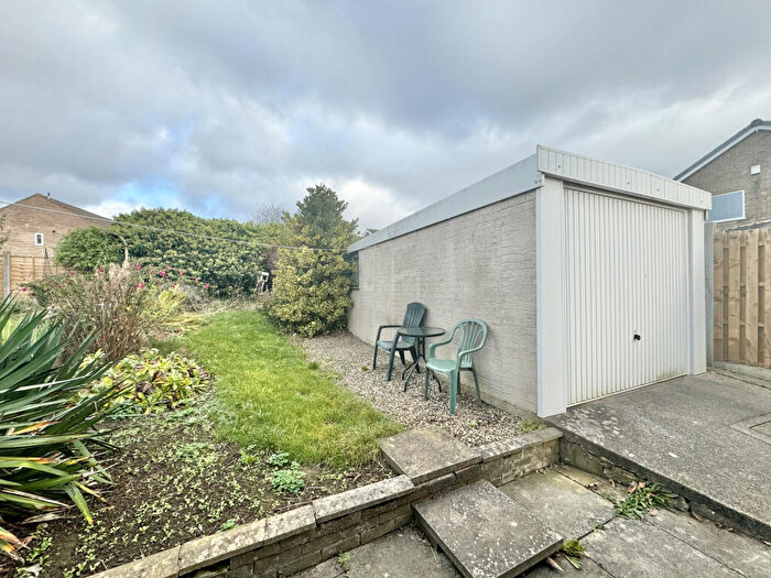 2 Bedroom Semi-Detached Bungalow For Sale In Glamis Close, Garforth, LS25