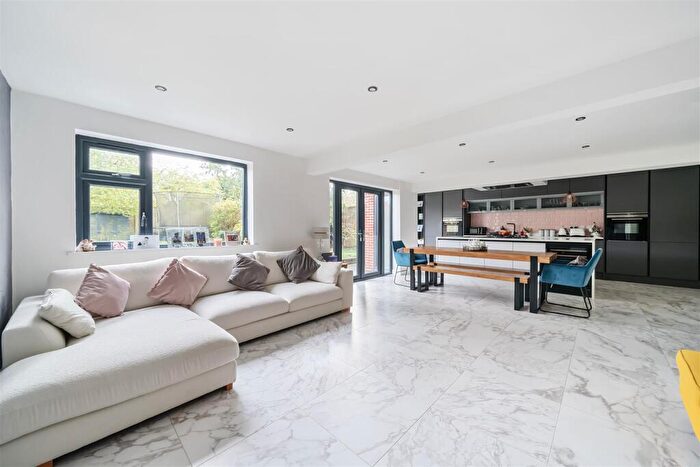 5 Bedroom Detached House For Sale In Trehern Close, Knowle, B93