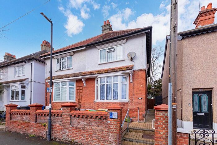 3 Bedroom Semi Detached House For Sale In Clare Road, Maidenhead, SL6