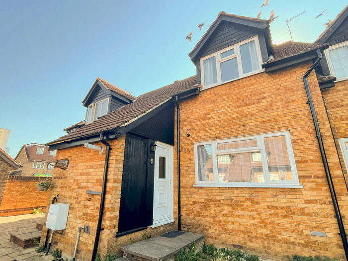 1 Bedroom Apartment To Rent In Mahon Close, Enfield, EN1