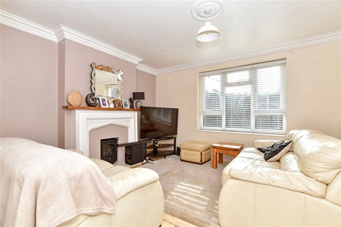 3 Bedroom Maisonette For Sale In Victor Walk, Hornchurch, Essex, RM12