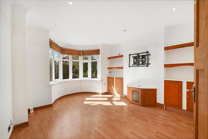 2 Bedroom Maisonette To Rent In Charterhouse Avenue, Wembley, HA0