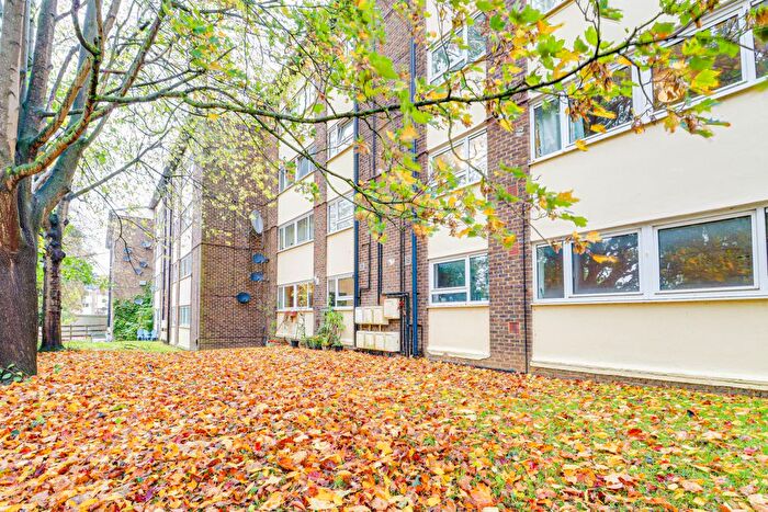 2 Bedroom Flat For Sale In Riverside Road, St Albans, AL1