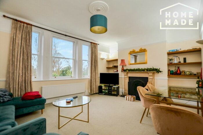 3 Bedroom Flat To Rent In Hampstead Lane, London, N6