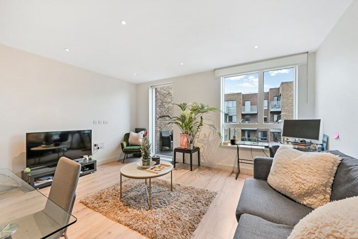 2 Bedroom Flat To Rent In High Street, Hornsey, London, N8