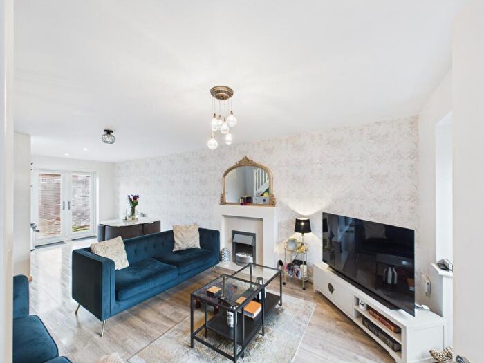 3 Bedroom Semi-Detached House For Sale In Village Green Way, Kingswood, Hull, HU7