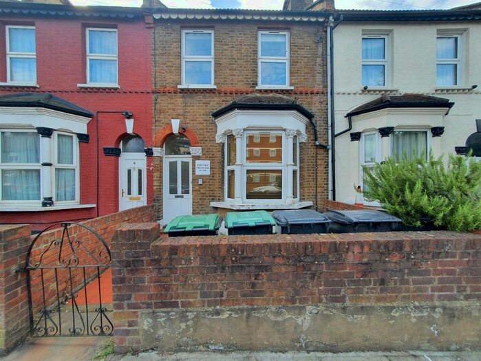 3 Bedroom Flat To Rent In Bromley Road, London, N17