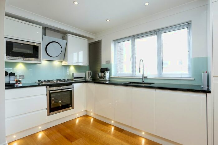3 Bedroom Flat To Rent In Lansdowne Road, London, SW20