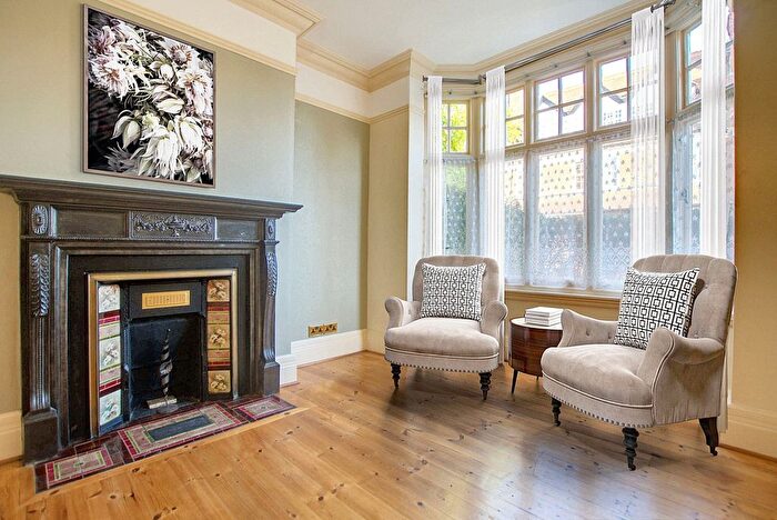 5 Bedroom Semi-detached House For Sale In Clarendon Park Road, Leicester, LE2
