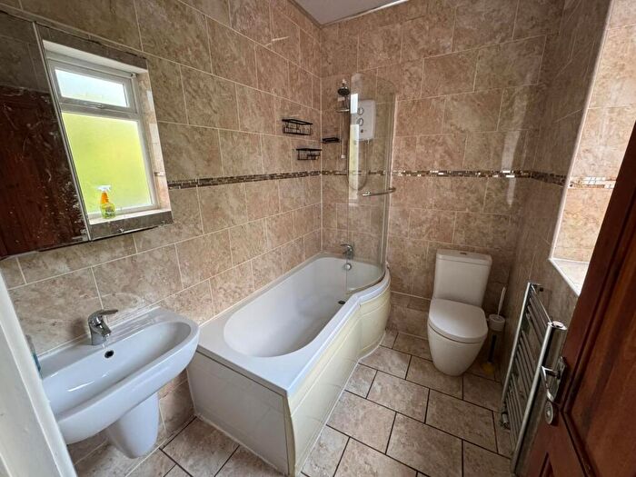 3 Bedroom Flat To Rent In The Circle, Barton Road, M32