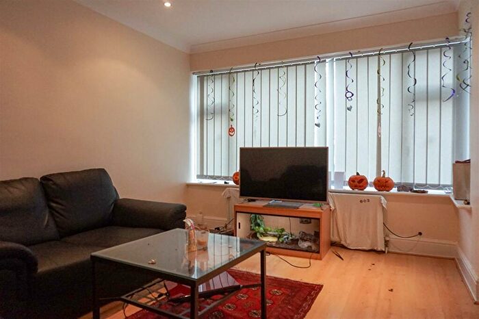 3 Bedroom Apartment To Rent In Shire Oak Road, Leeds, LS6