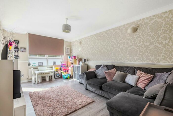 2 Bedroom Maisonette To Rent In Hope Close, London, SE12