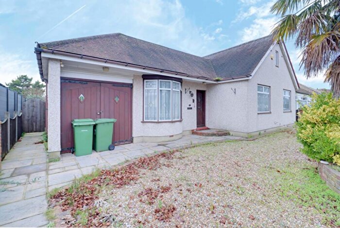 4 Bedroom Detached Bungalow For Sale In King Edward Avenue, Rainham, RM13