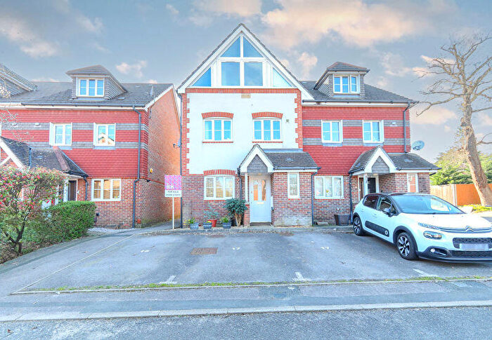3 Bedroom Semi-Detached House For Sale In Yachtsman Close, Bursledon, SO31