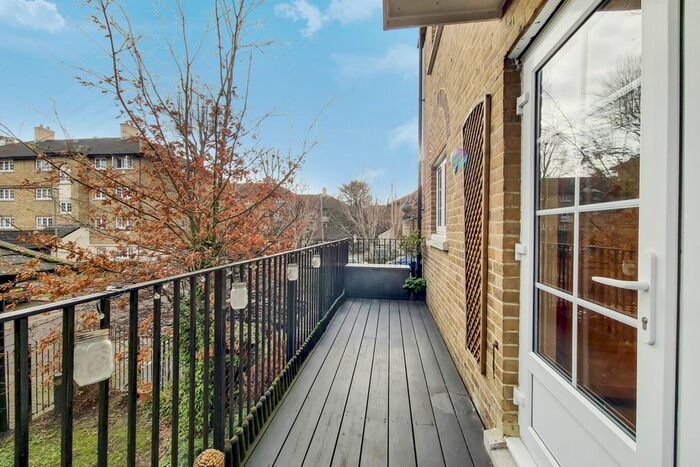 2 Bedroom Flat To Rent In Selhurst Close, London, SW19