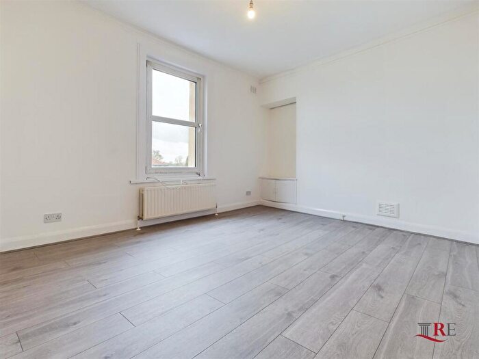 2 Bedroom Flat To Rent In - Willesden Lane, London, NW6