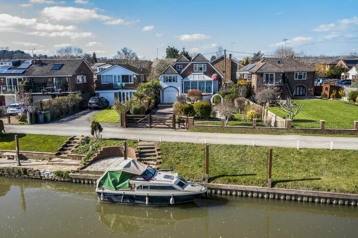 4 Bedroom Detached House For Sale In River Gardens, Purley On Thames, Reading, RG8