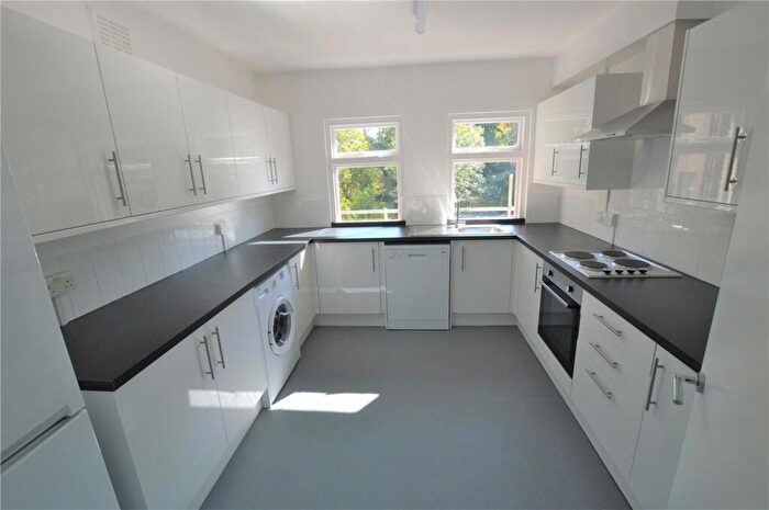 3 Bedroom Apartment To Rent In Central Hill, London, SE19