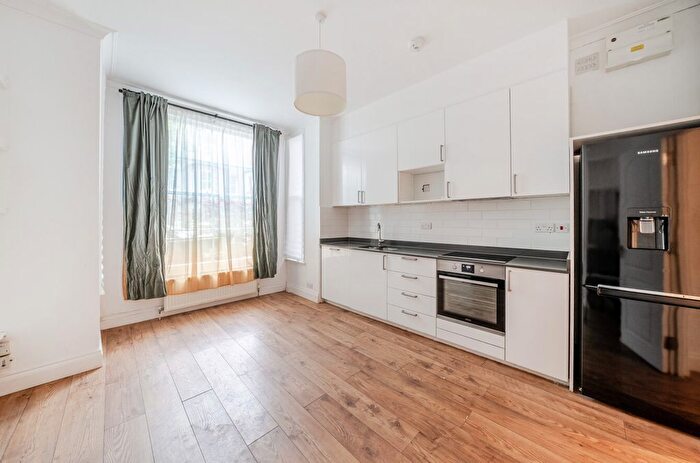 2 Bedroom Flat For Sale In Marlborough Road, London, N19