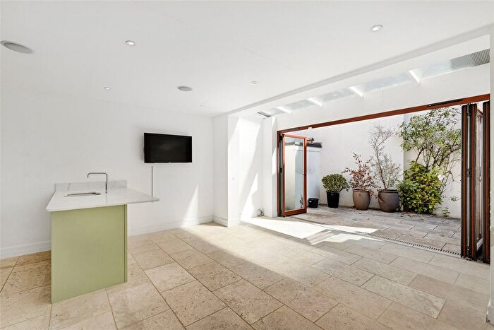4 Bedroom Mews To Rent In Cadogan Lane, London, SW1X