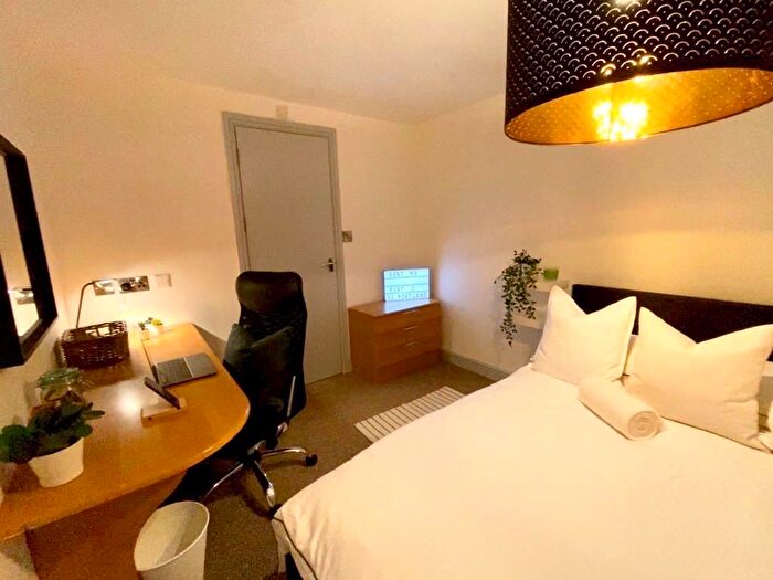 2 Bedroom Flat To Rent In Flat, Portland Street - Bed, LN5