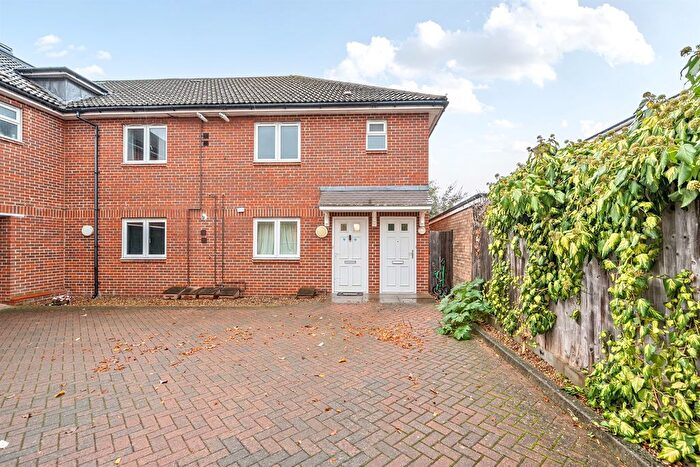 1 Bedroom Flat For Sale In Dedworth Road, Windsor, SL4