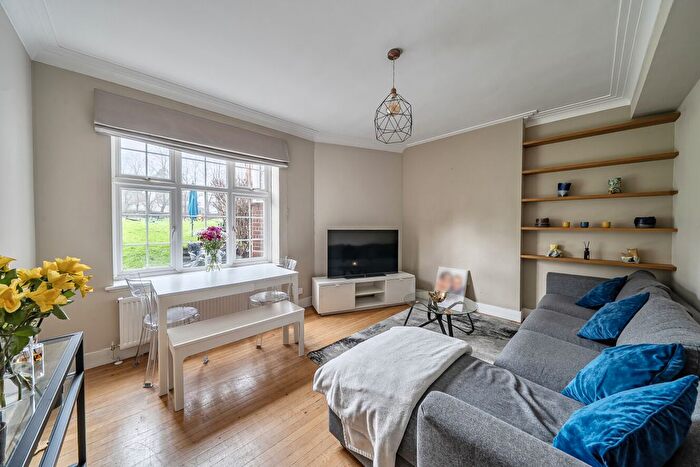 3 Bedroom Flat For Sale In Sheldon Avenue, Highgate, London, N2